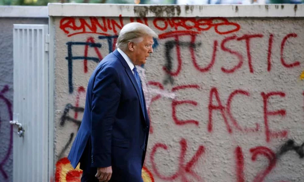 Ο Τράμπ καλεί τους αστυνομικούς να γίνουν πιο... «σκληροί»
